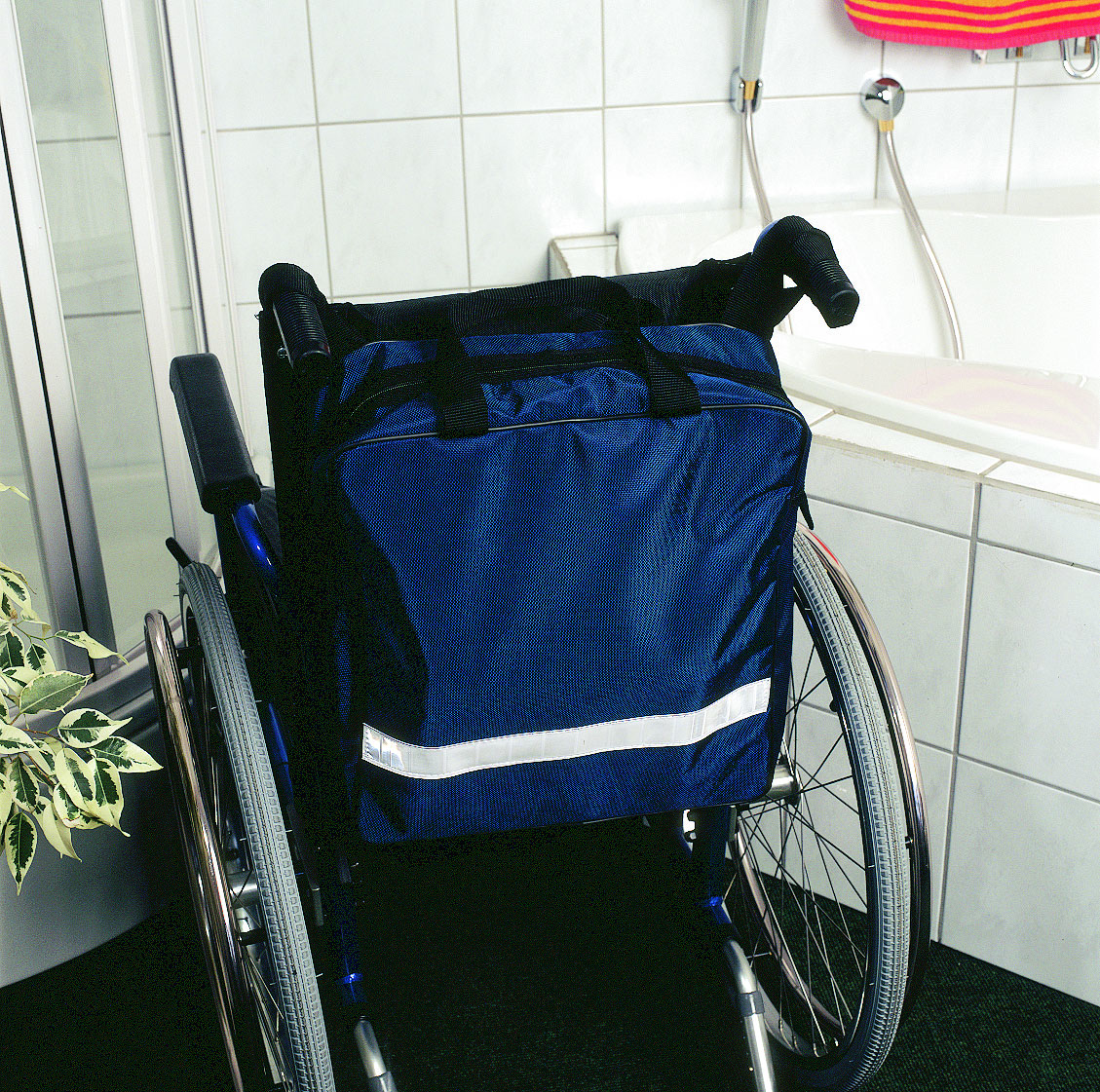 Seniorenwohl Onlineshop - Robuste Rollstuhltasche 33 x 35 x 15cm mit Reflektorstreifen